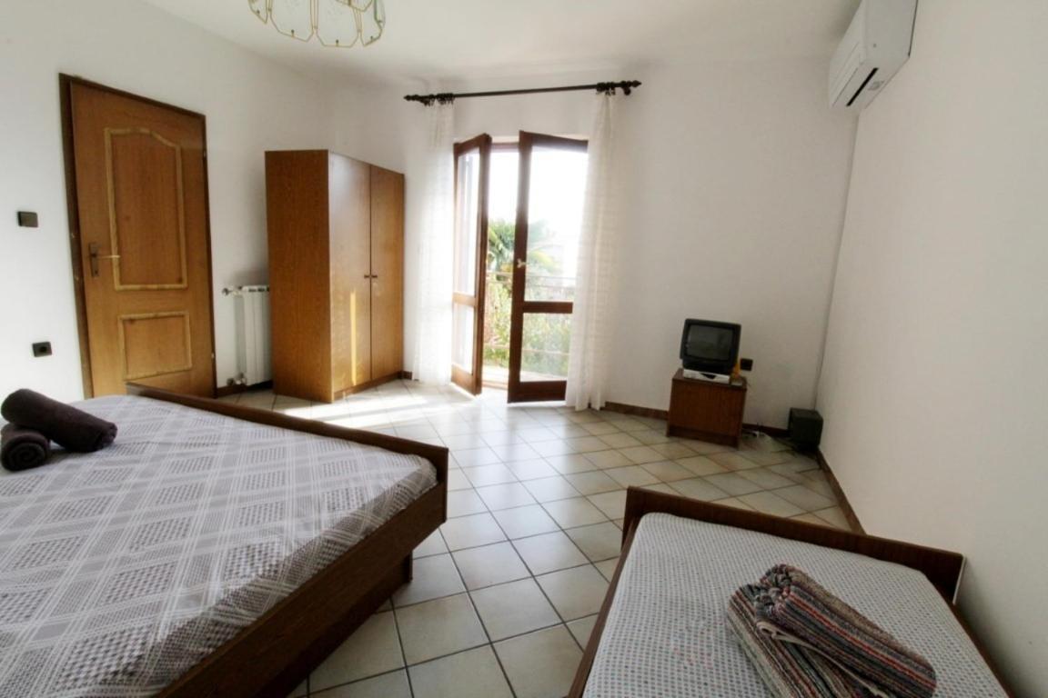 Leo With Pool Guest house